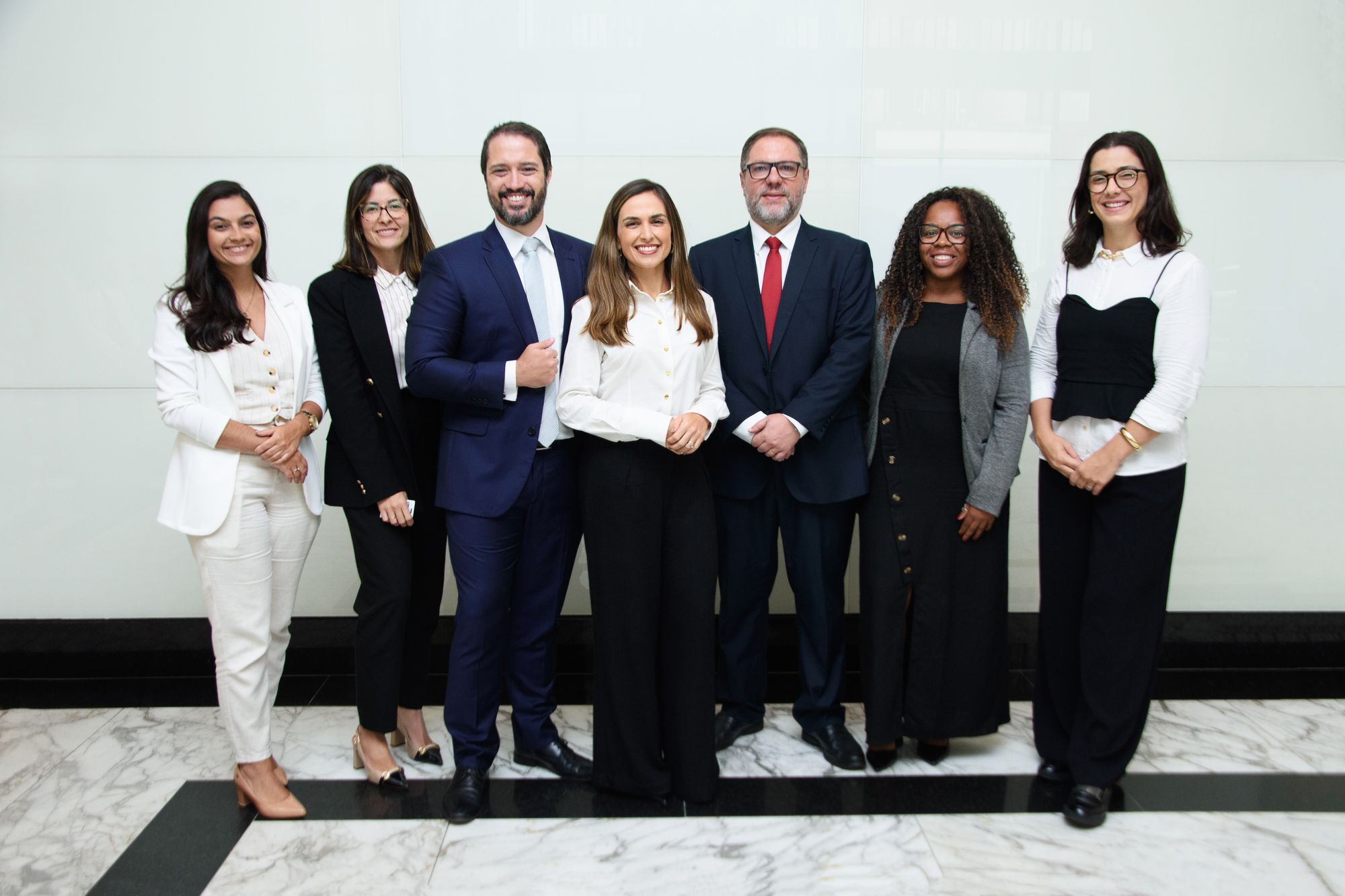 Parte da equipe do Almeida, Leal & Molina reunida no saguão do escritório